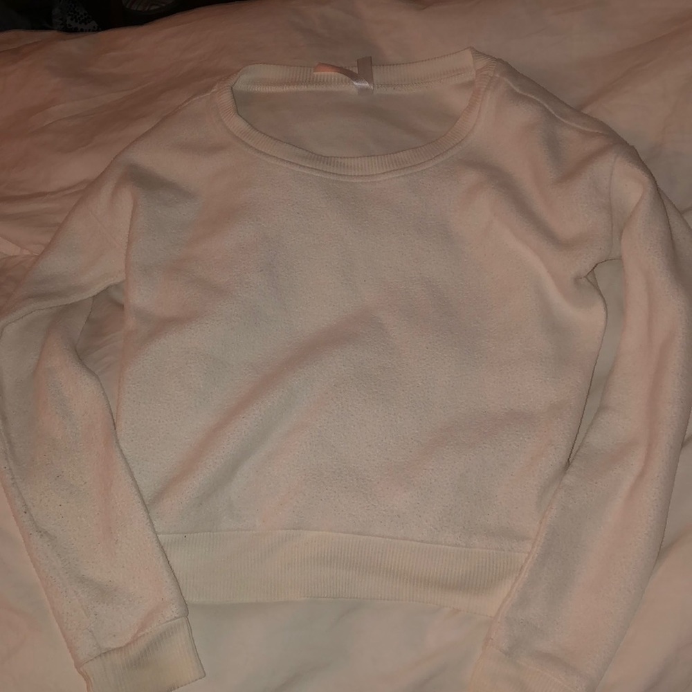 white cropped crew neck/ long sleeve shirt